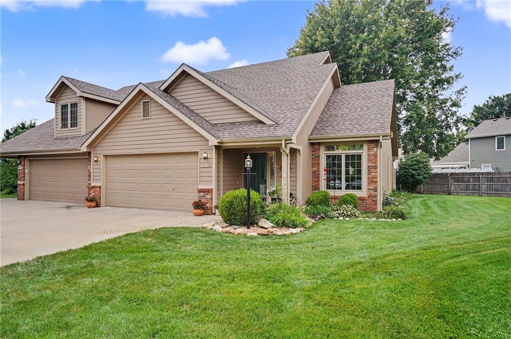 2719 Larkspur Ct, Lawrence, KS 66047