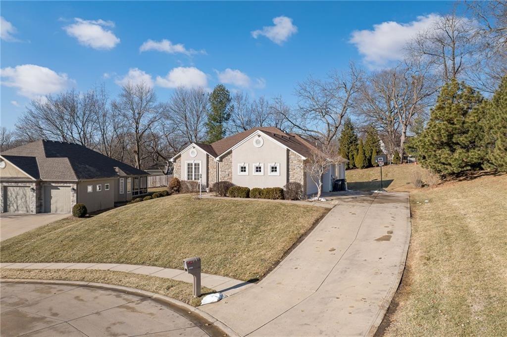 4109 Hidden Valley Dr, St Joseph, MO 64506