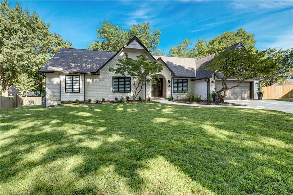 10104 Hemlock Dr, Overland Park, KS 66212