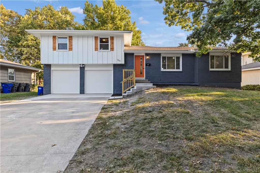 1202 E Ridgeway Dr, Olathe, KS 66106