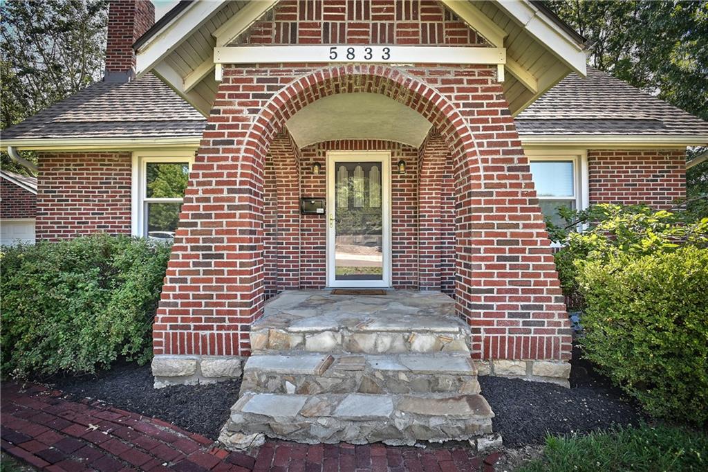 5833 Monrovia St, Shawnee, KS 66216
