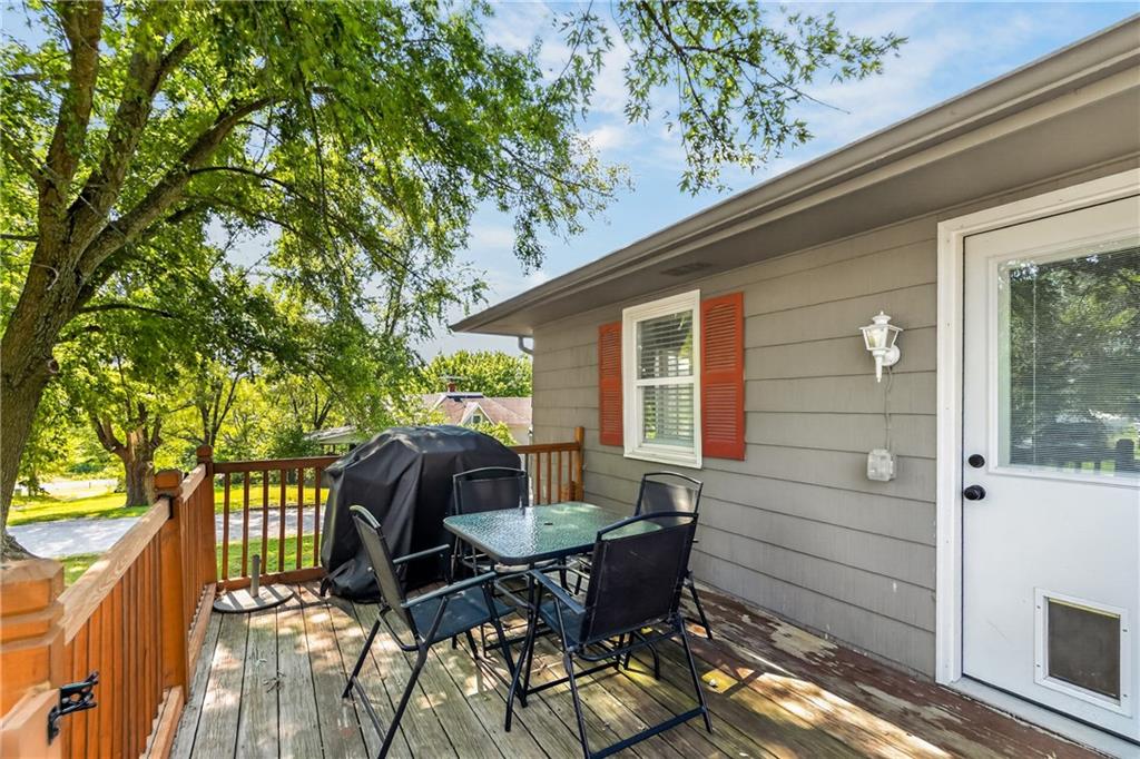 105 S July St W, Dearborn, MO 64439