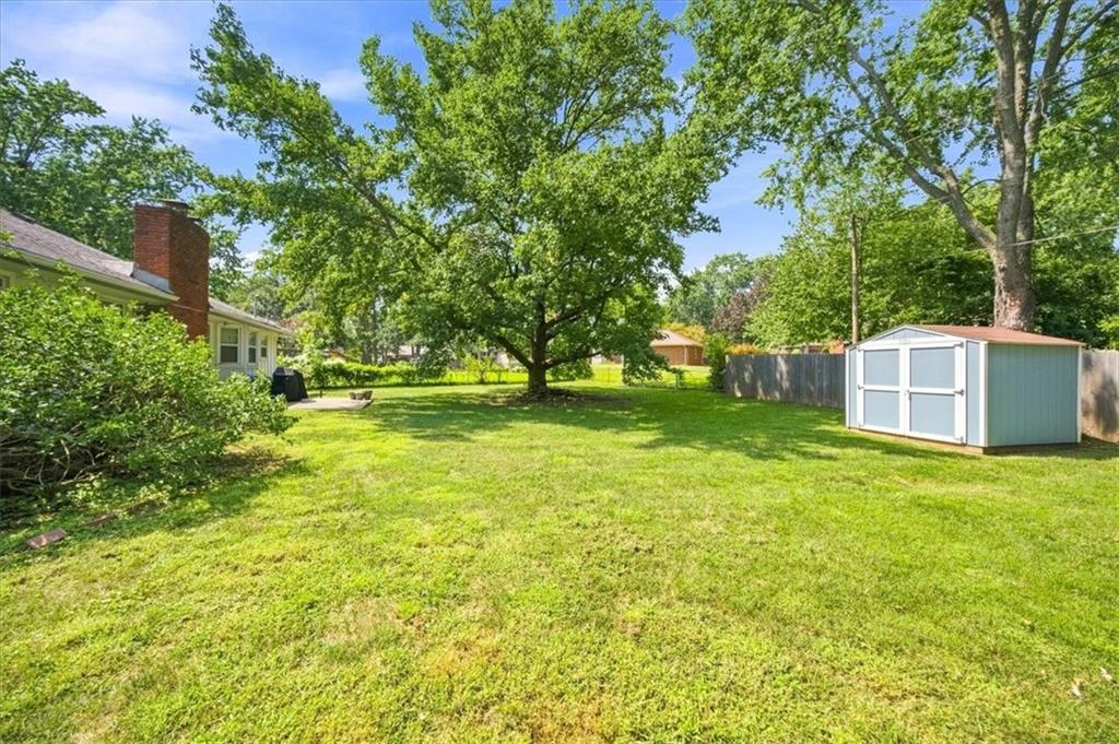 1009 SW Sunrise Dr, Blue Springs, MO 64015