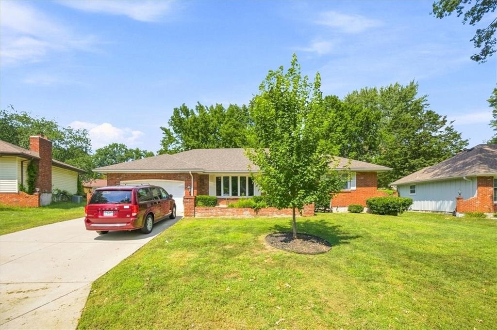 1009 SW Sunrise Dr, Blue Springs, MO 64015