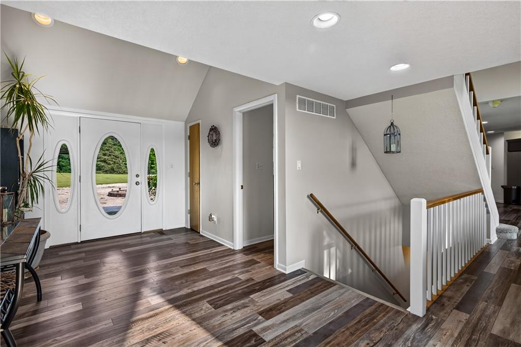 21185 R Rd, Holton, KS 66436