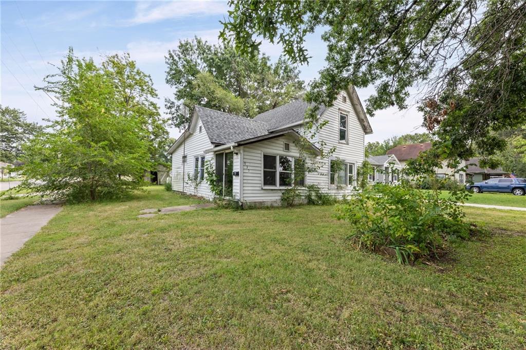 935 N Sycamore St, Ottawa, KS 66067