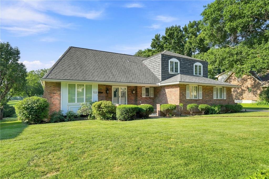 508 NW Golfview Dr, Blue Springs, MO 64014