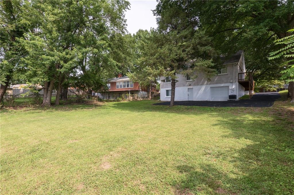 319 E Bellevista Dr, Independence, MO 64055
