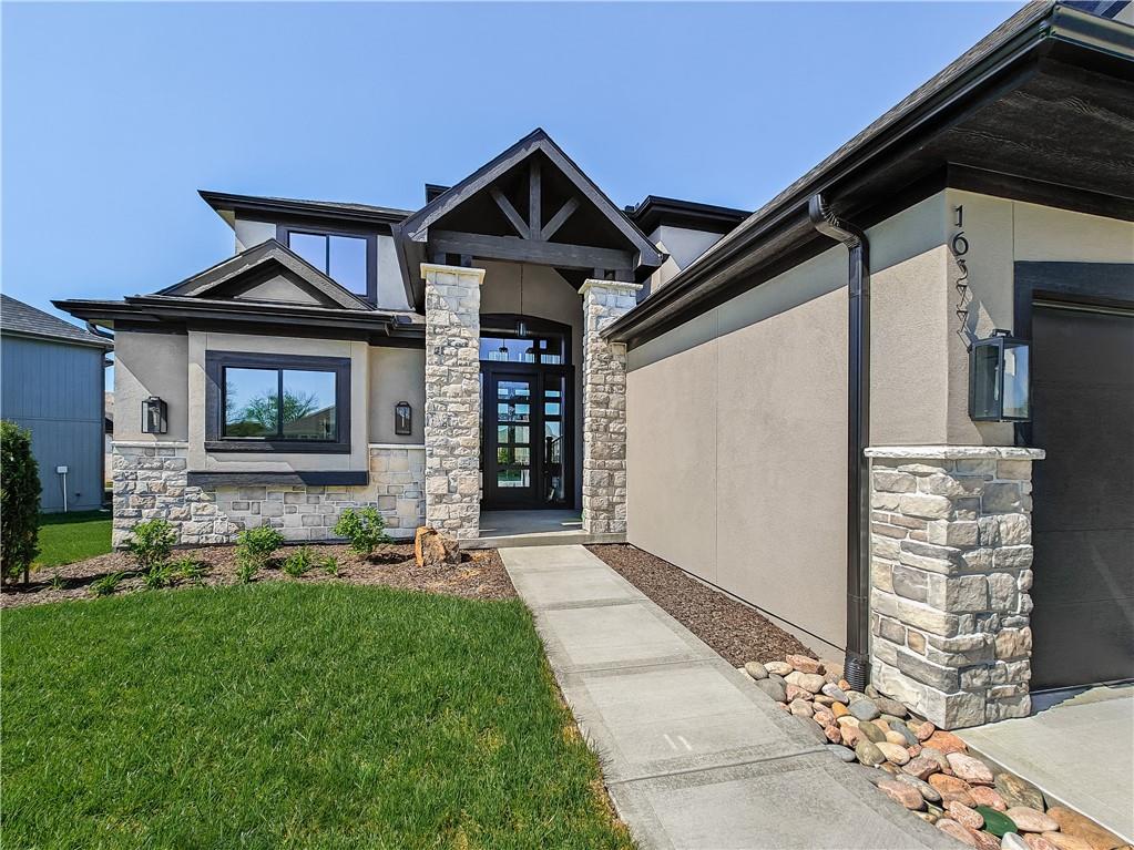 16724 S Twilight Ln, Olathe, KS 66062