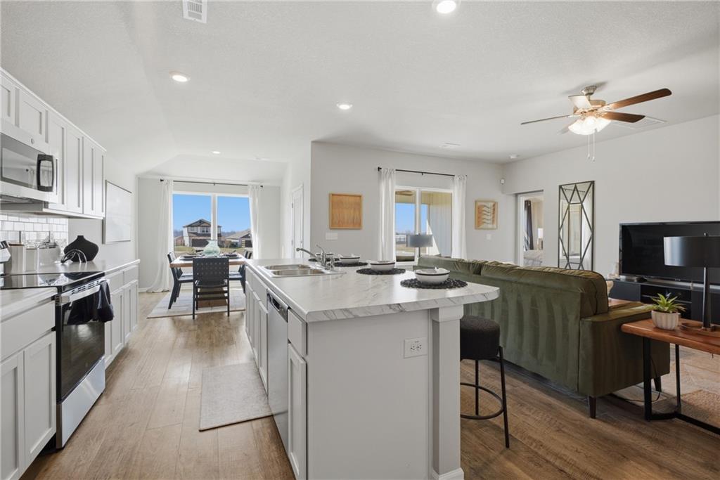 20320 W 195th St, Spring Hill, KS 66083