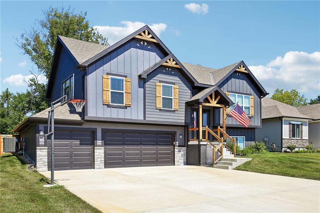 1000 NW Crestwood Dr, Grain Valley, MO 64029