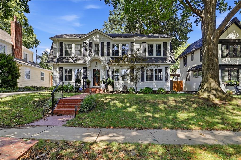 202 W Dartmouth Rd, Kansas City, MO 64113