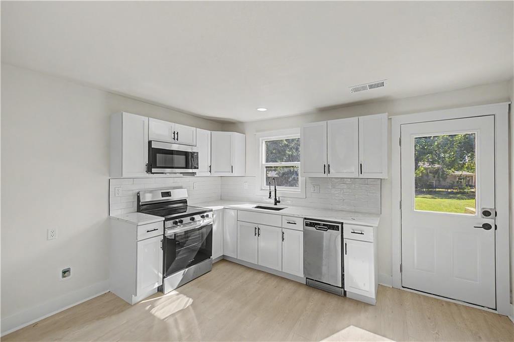 834 N Walker Ln, Olathe, KS 66061