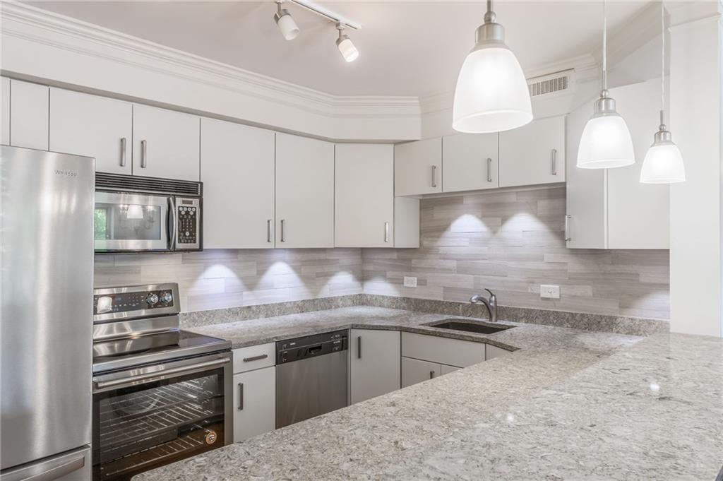 310 W 49th St #606, Kansas City, MO 64112