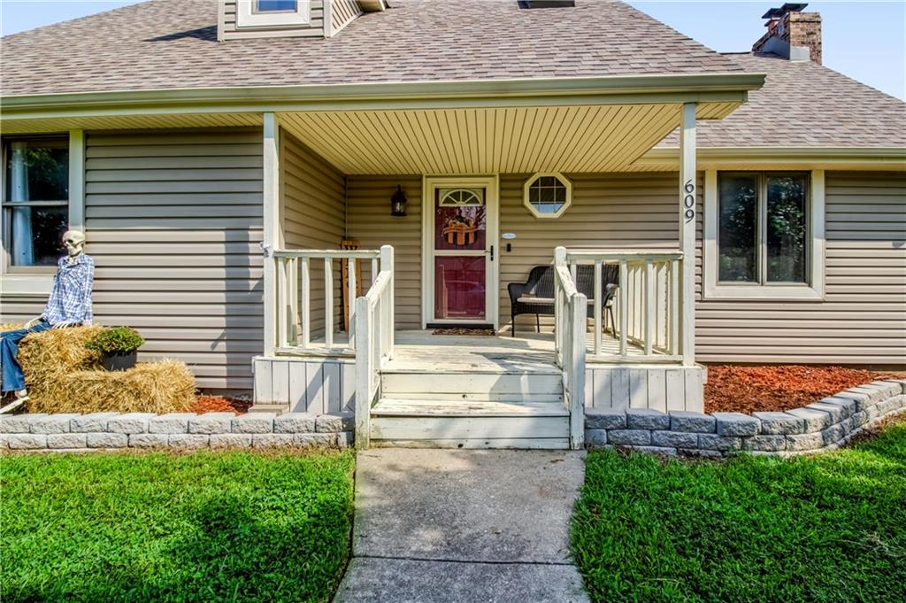 609 Foster Ln, Warrensburg, MO 64093