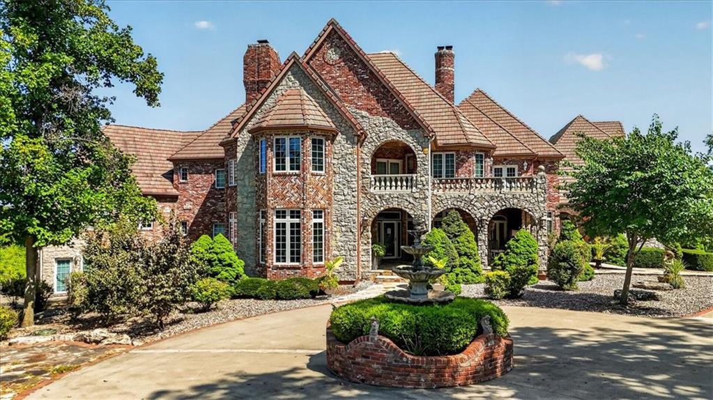 14707 Mission Rd, Leawood, KS 66224