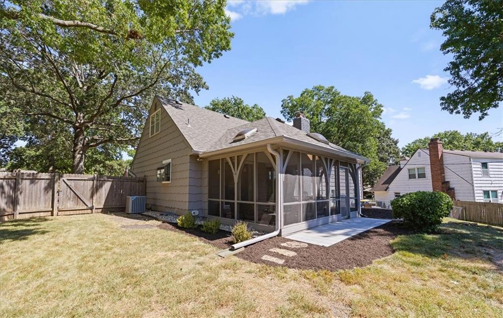 11512 Walnut St, Kansas City, MO 64114