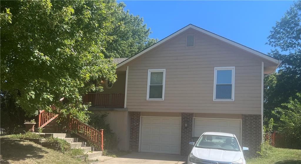 1211 Banner Ct, Lee's Summit, MO 64086