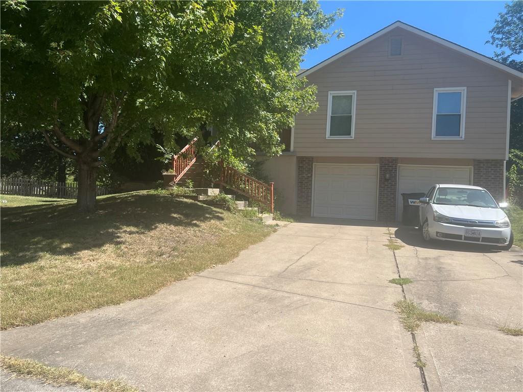 1211 Banner Ct, Lee's Summit, MO 64086