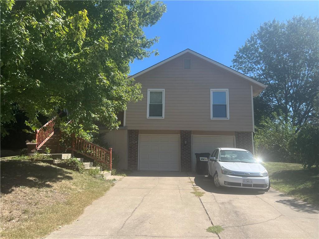 1211 Banner Ct, Lee's Summit, MO 64086