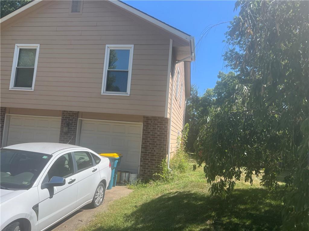 1211 Banner Ct, Lee's Summit, MO 64086