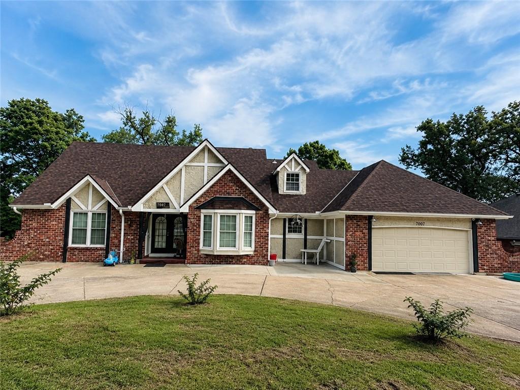 7007 Lakeshore Dr, Raytown, MO 64133