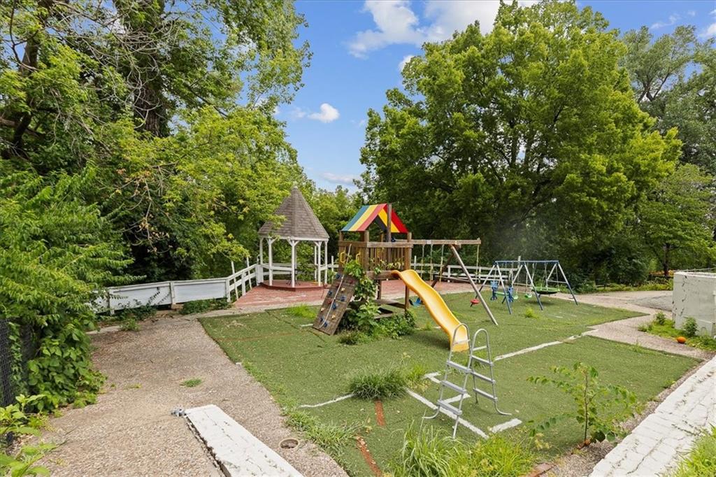 7007 Lakeshore Dr, Raytown, MO 64133