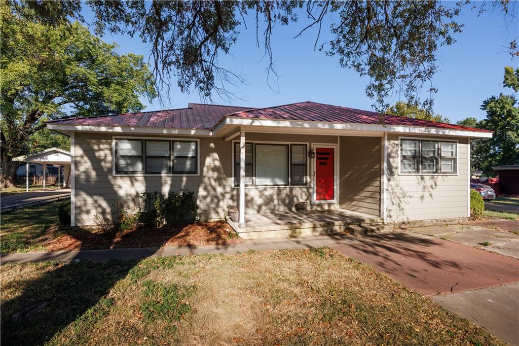 1227 N 4th St, Neodesha, KS 66757