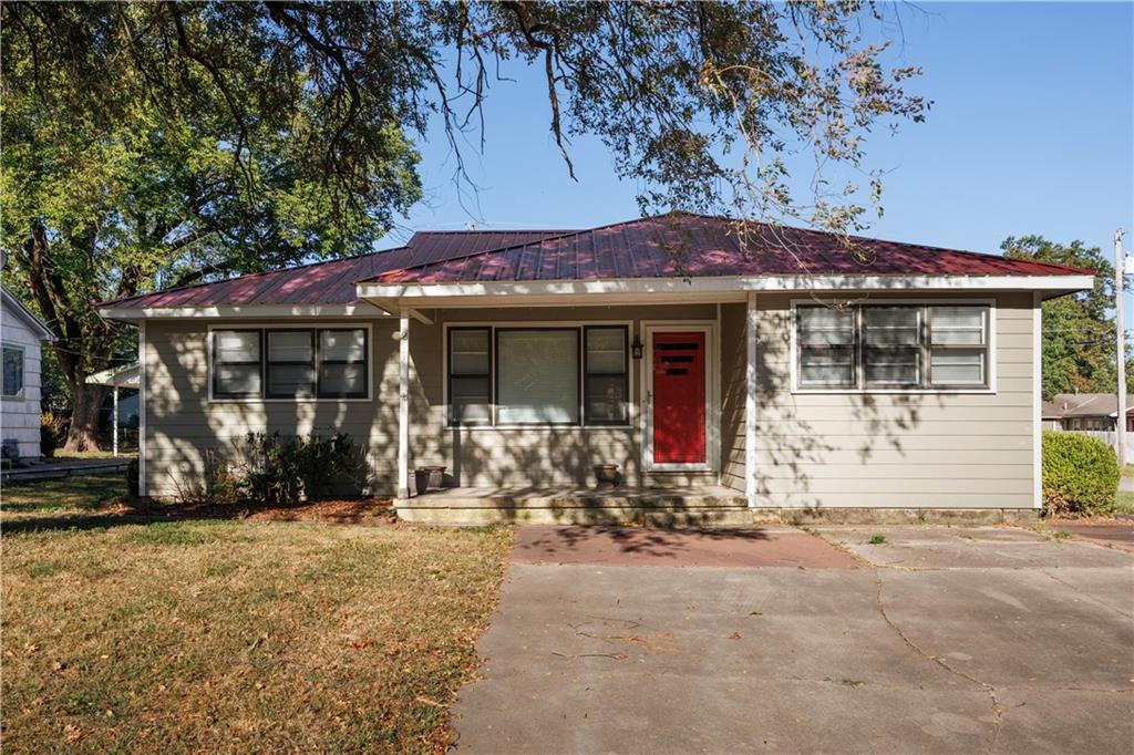 1227 N 4th St, Neodesha, KS 66757