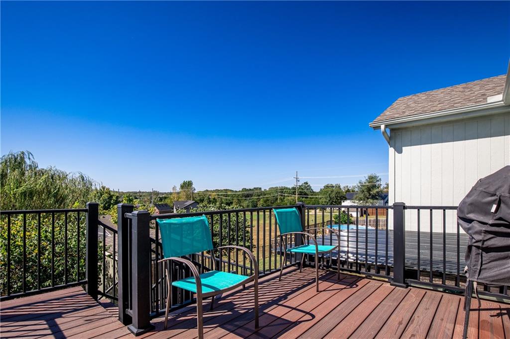 1009 Cherokee Ln, Paola, KS 66071