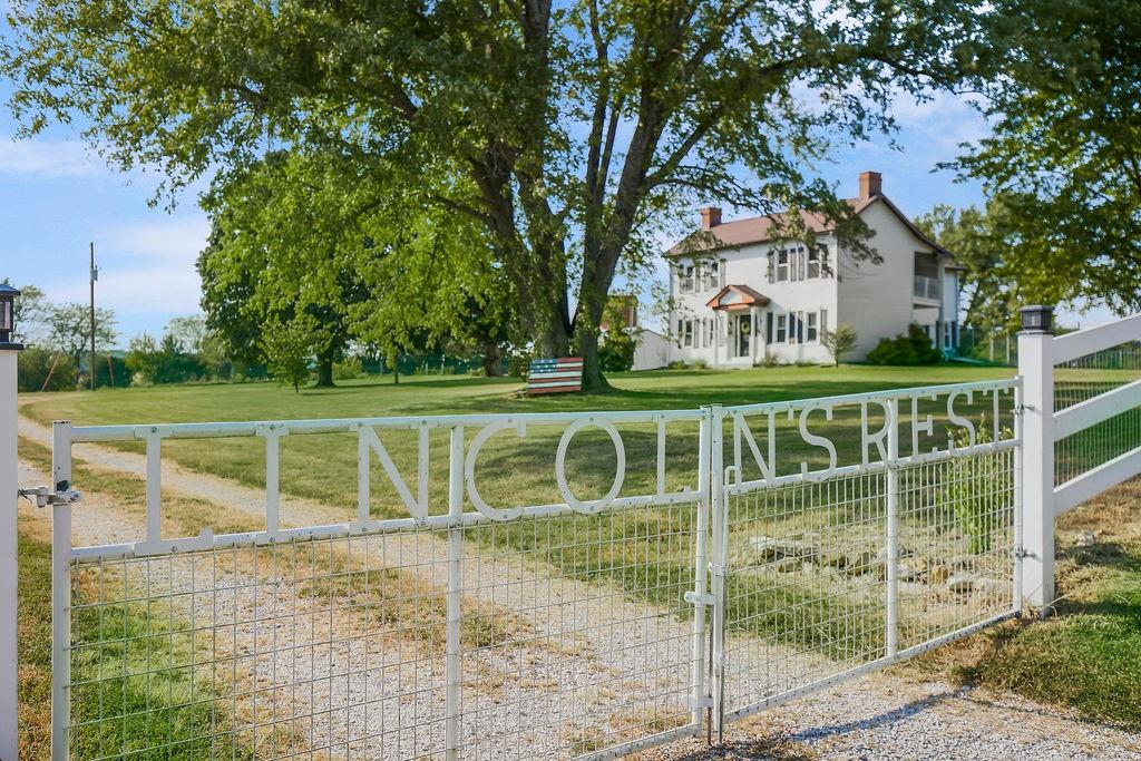 21497 203rd St, Tonganoxie, KS 66086