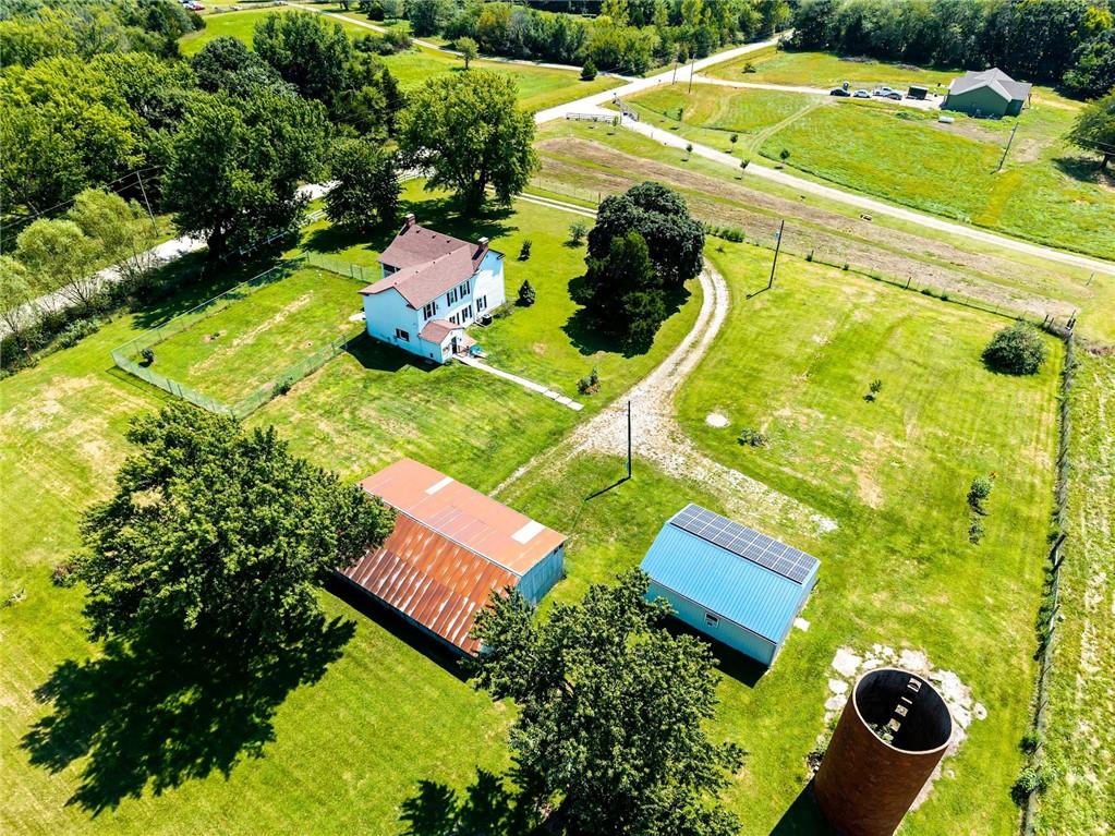 21497 203rd St, Tonganoxie, KS 66086