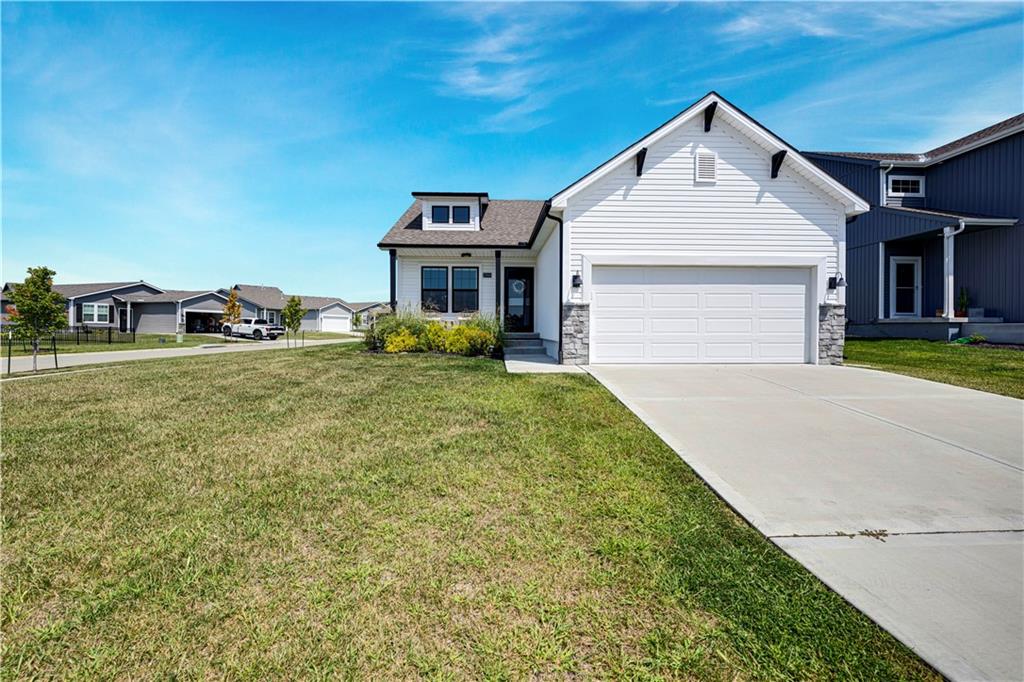 27004 E Dogwood Ln, Lee's Summit, MO 64086
