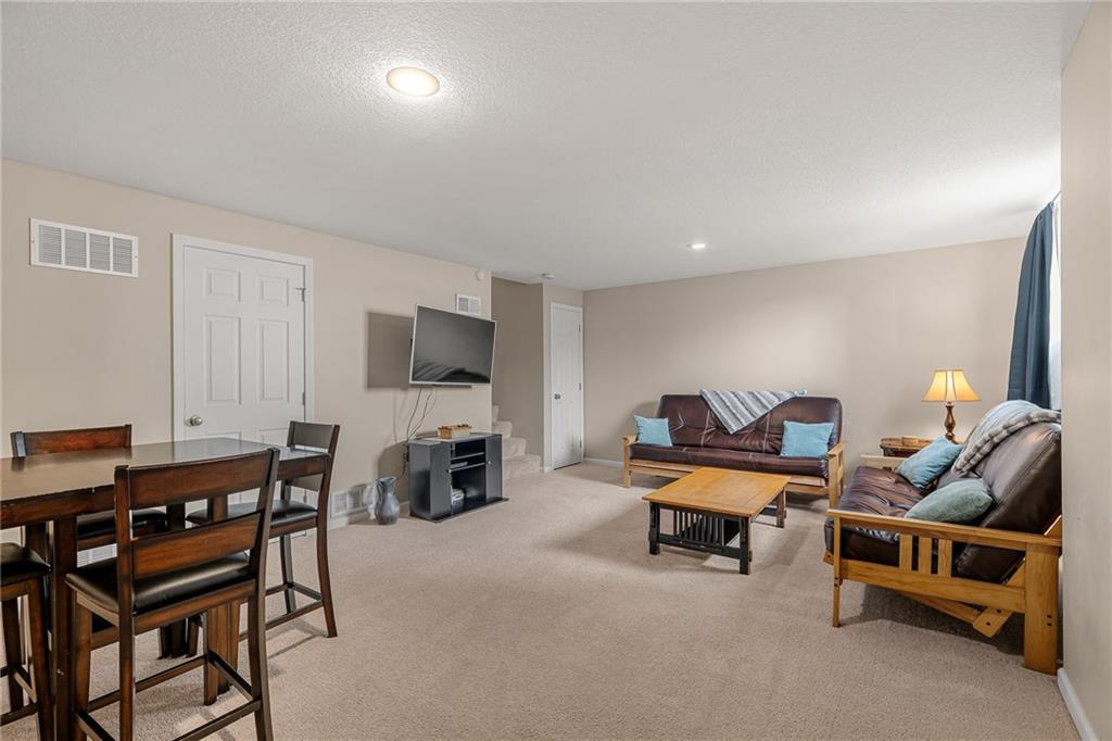 6617 E 128th St, Grandview, MO 64030