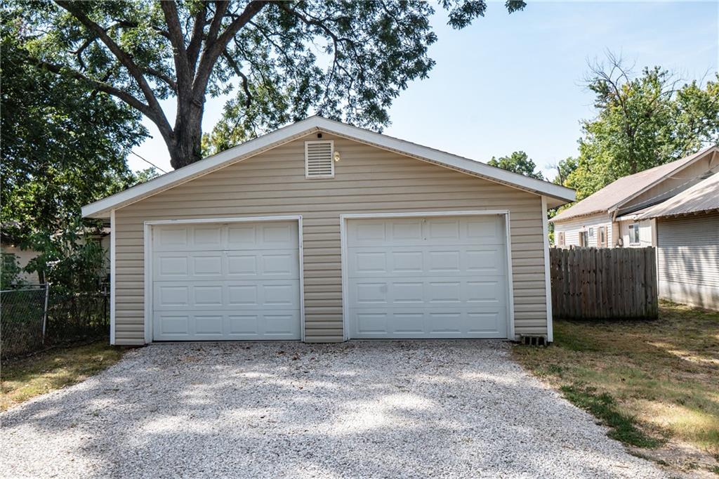 812 W Locust St, Independence, KS 67301