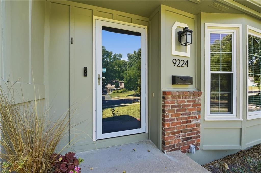 9224 Switzer Rd, Overland Park, KS 66214