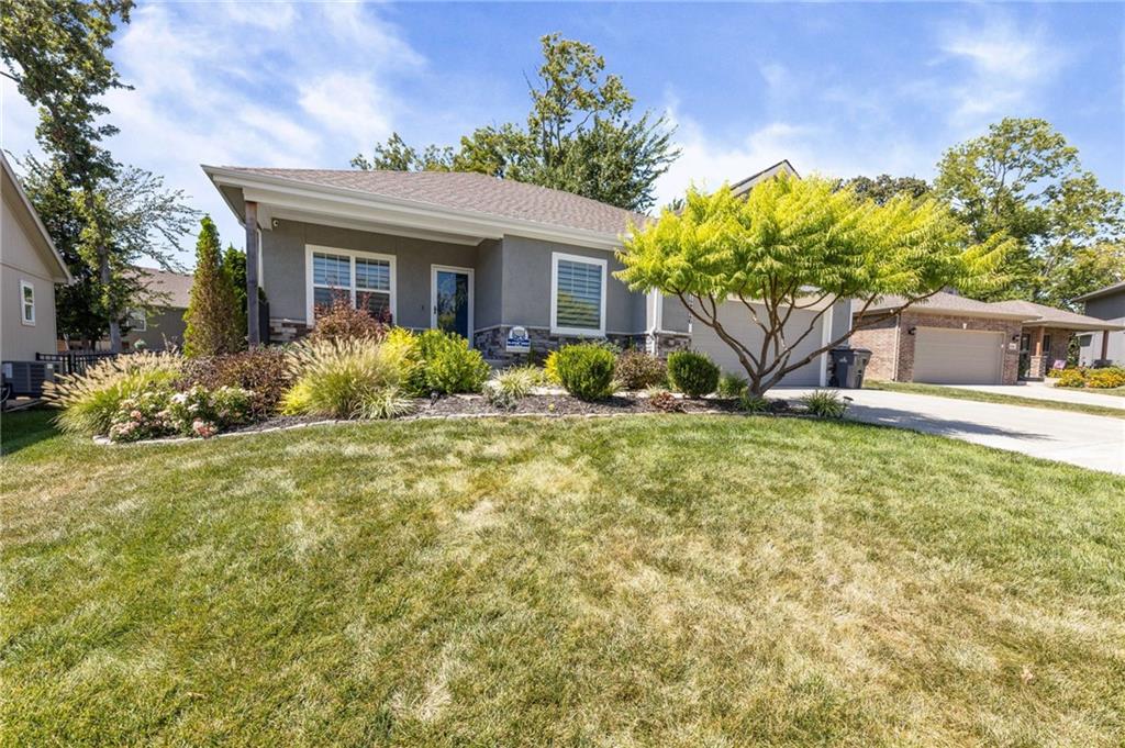 12526 S Hedge Ct, Olathe, KS 66061