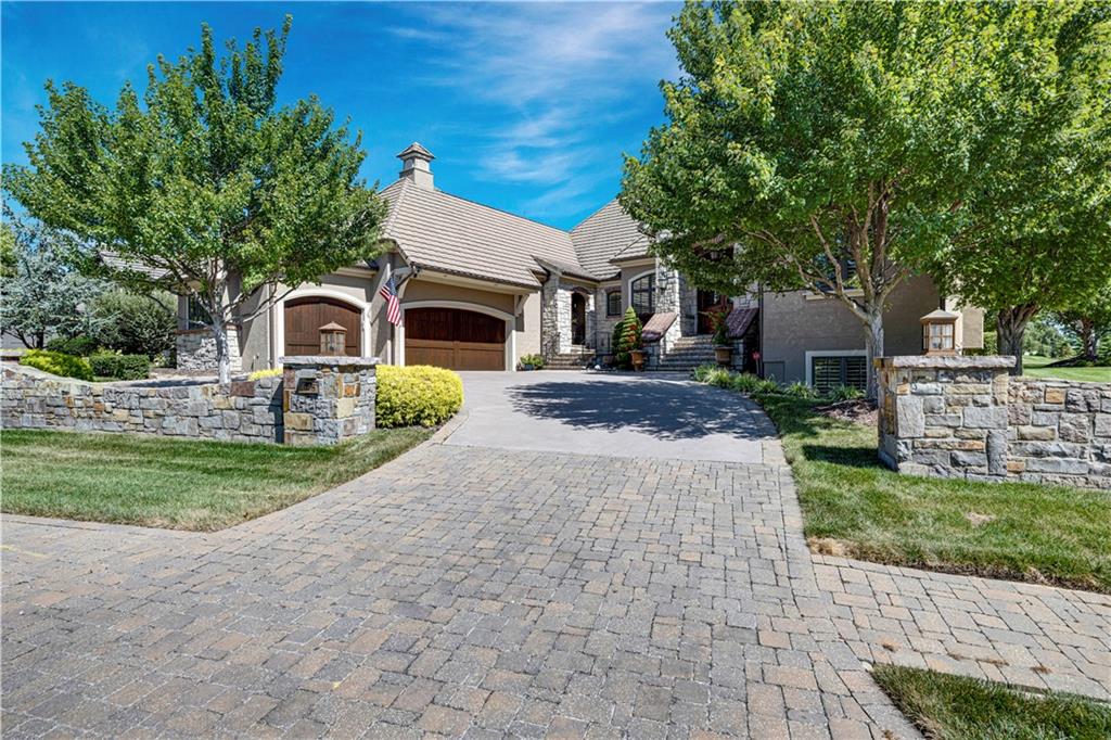645 St James Ct, Loch Lloyd, MO 64012