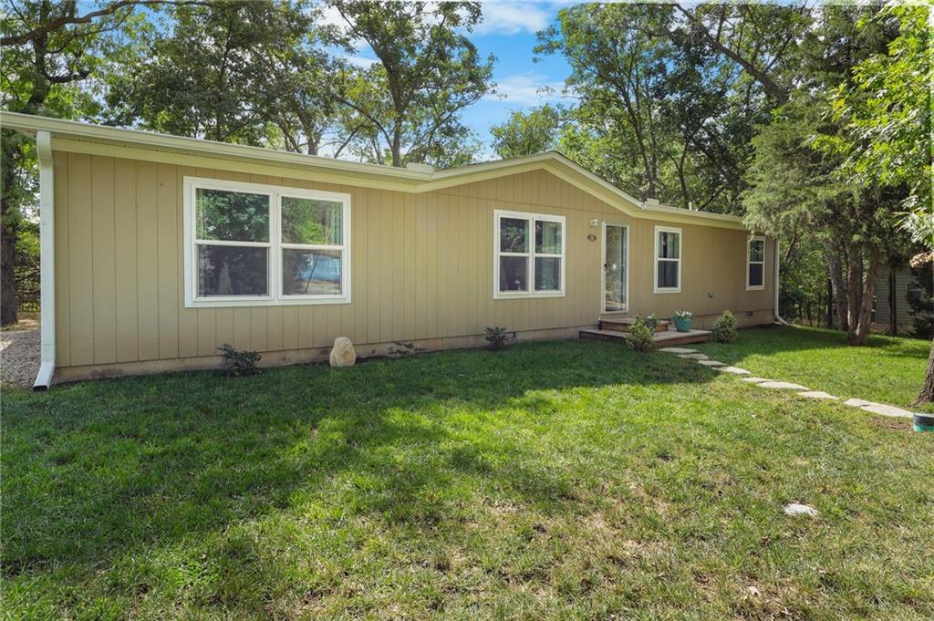18 S Lakeside Cir, Linn Valley, KS 66040