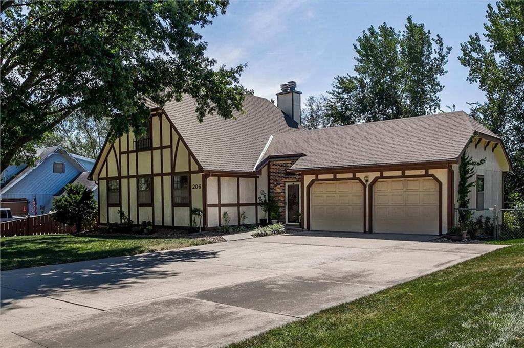206 Fawn Valley St, Lansing, KS 66043