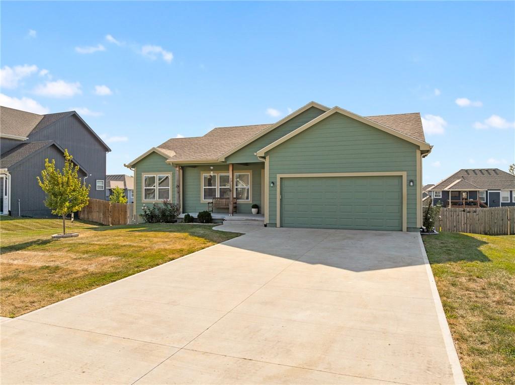 941 N Cottonwood Ct, Tonganoxie, KS 66086