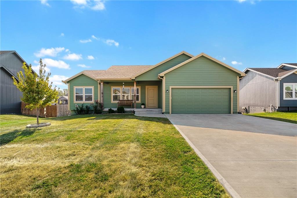 941 N Cottonwood Ct, Tonganoxie, KS 66086