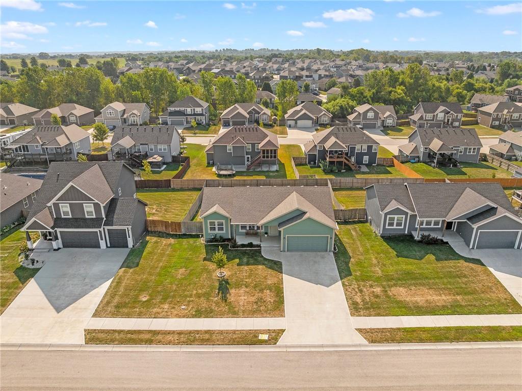 941 N Cottonwood Ct, Tonganoxie, KS 66086