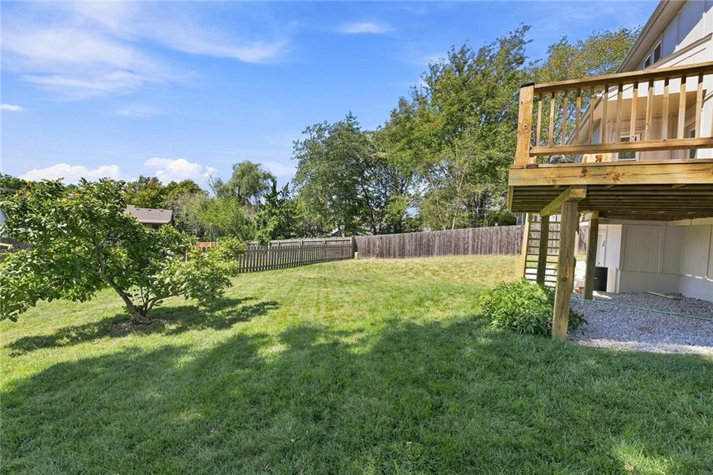 1136 SW Pacific Dr, Lee's Summit, MO 64081