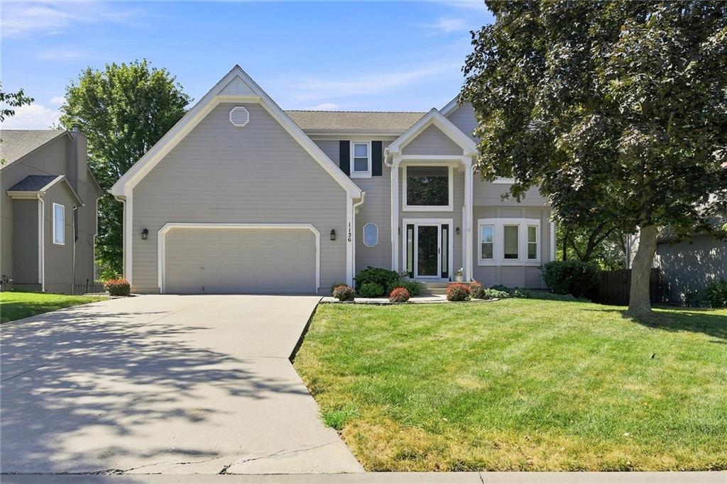 1136 SW Pacific Dr, Lee's Summit, MO 64081