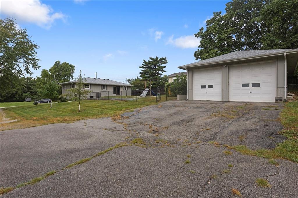 7510 Oak St, Pleasant Valley, MO 64068