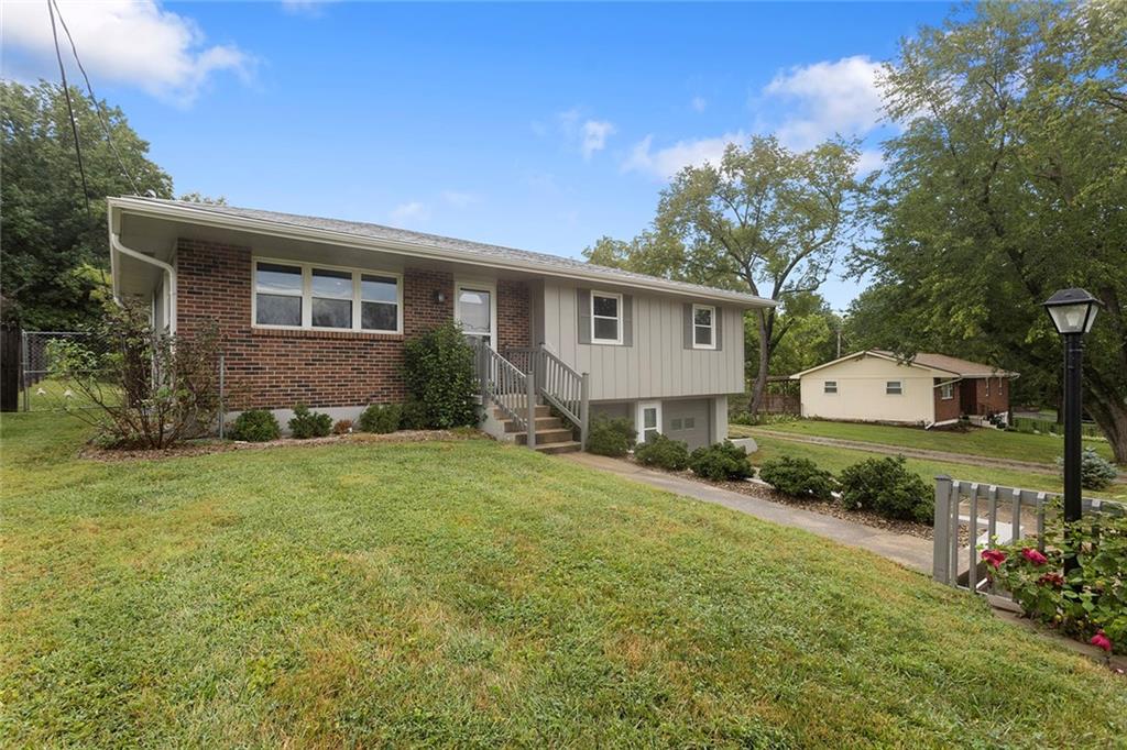 7510 Oak St, Pleasant Valley, MO 64068