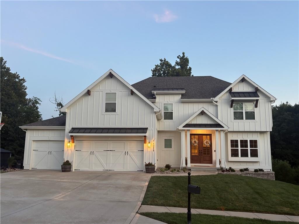 13829 Clear Creek Dr, Parkville, MO 64152