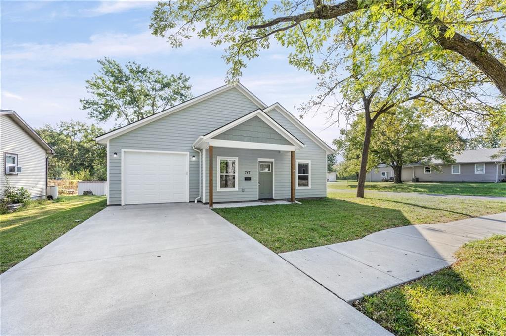 747 S Sycamore St, Ottawa, KS 66067