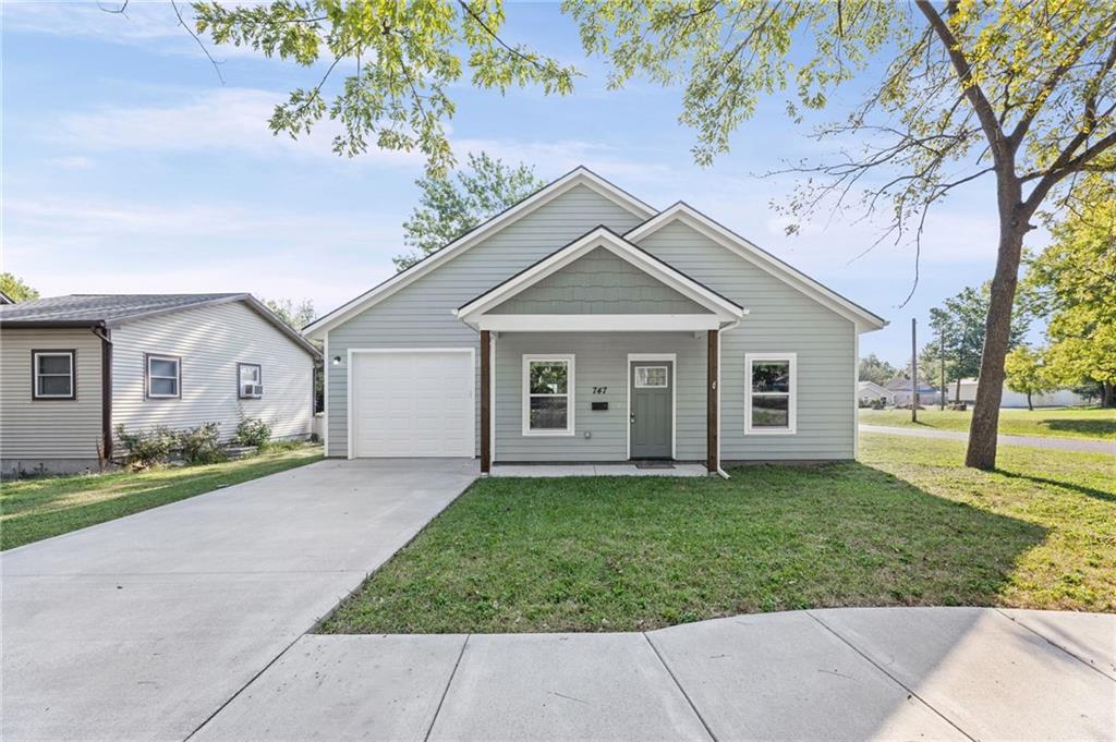 747 S Sycamore St, Ottawa, KS 66067